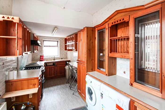 2 Bedroom Flat To Rent In Rugby Place, Bradford, BD7