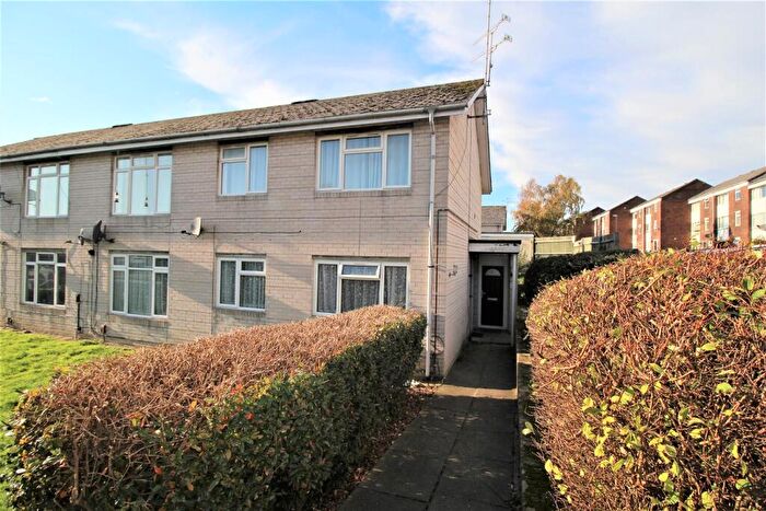 2 Bedroom Flat To Rent In Caburn Heights, Southgate West, RH11