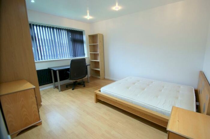 3 Bedroom Semi-Detached House To Rent In The Poplars, Headingley, Leeds, LS6