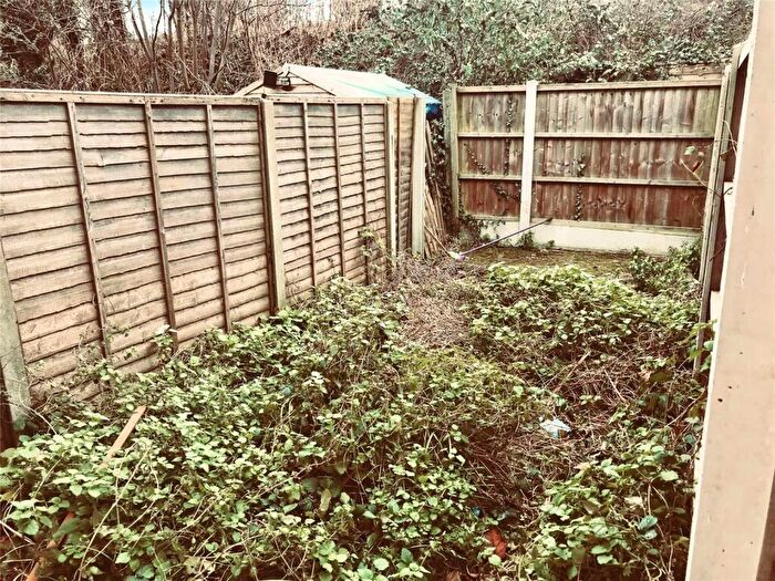 2 Bedroom Apartment For Sale In Whitegate Road, Southend-on-Sea, Essex, SS1