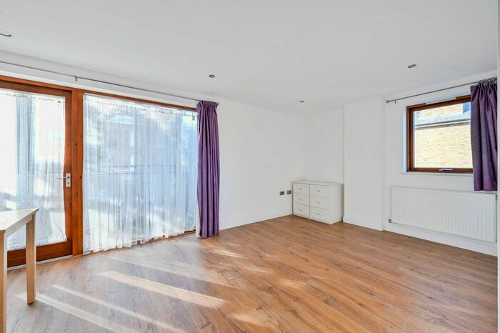 2 Bedroom Flat To Rent In Trevithick Way, Bow, London, E3