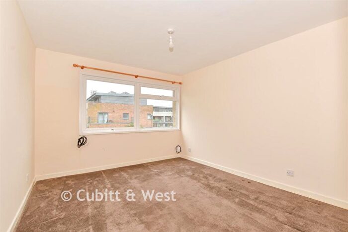 1 Bedroom Apartment For Sale In Dunsfold Close, Crawley, West Sussex, RH11