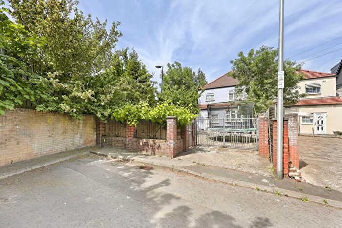 1 Bedroom Flat To Rent In Ground Floor Flat, Elmhurst Drive, South Woodford, E18