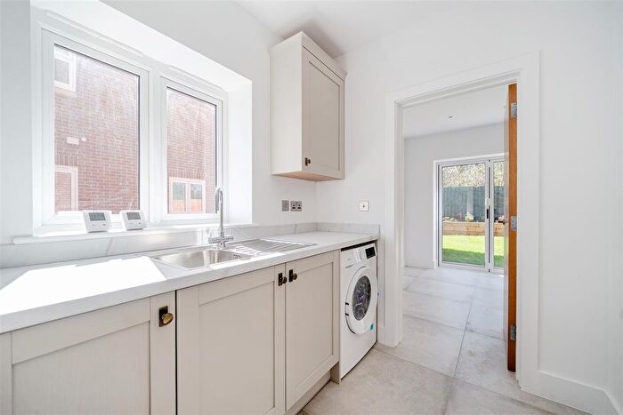 4 Bedroom Detached House For Sale In The Crescent, Maidenhead, SL6