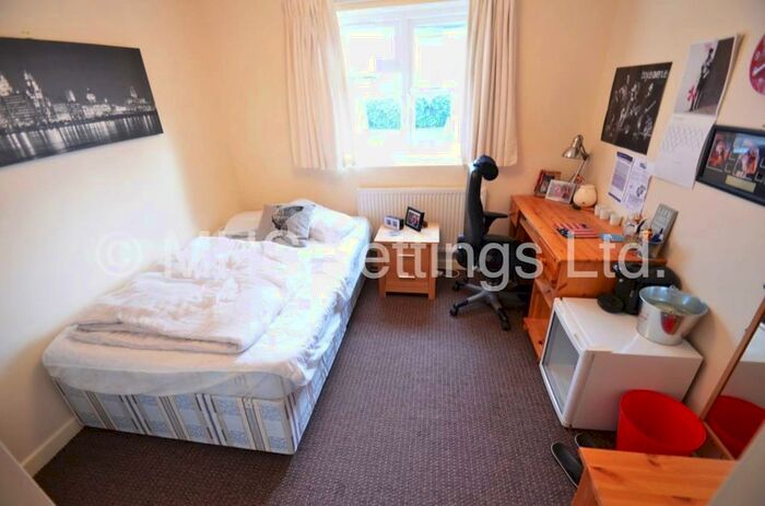 5 Bedroom Semi-Detached House To Rent In Newport View, Leeds, LS6