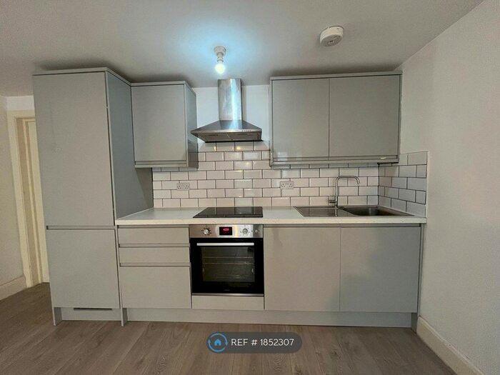 2 Bedroom Flat To Rent In Lower Clapton, London, E5