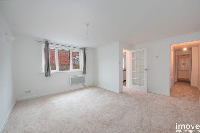 2 Bedroom Flat To Rent In Scarborough Place, Torquay, TQ2