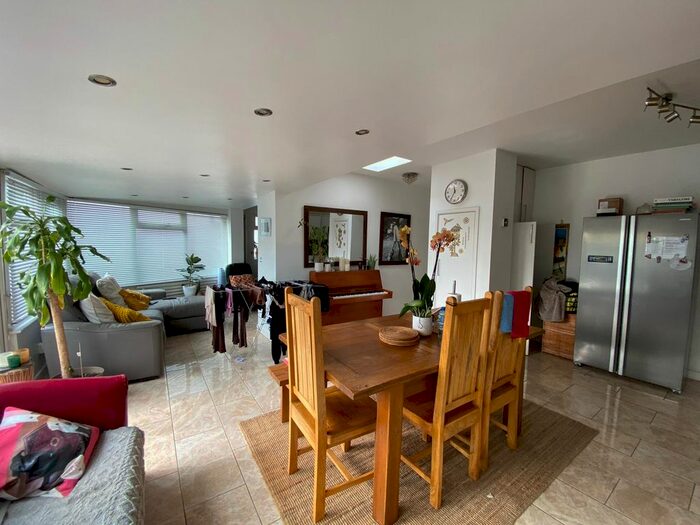 5 Bedroom Semi-Detached House To Rent In Milton Avenue, Barnet, EN5