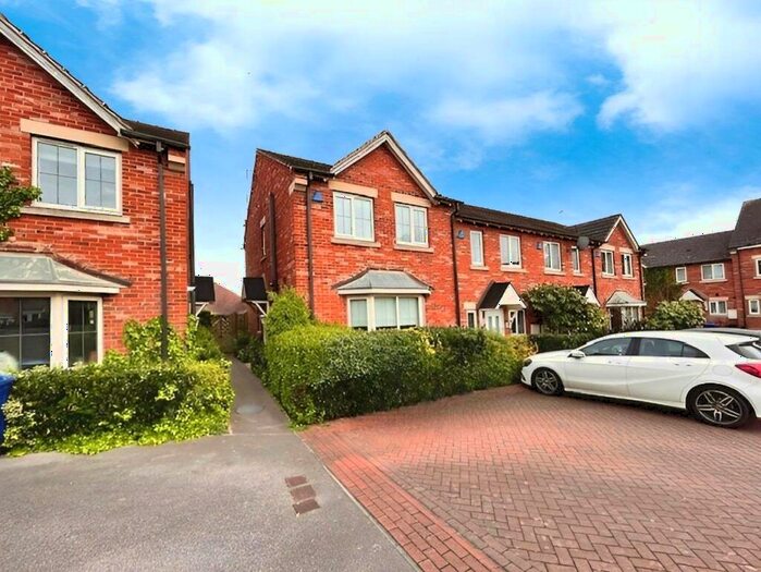 3 Bedroom Semi-Detached House To Rent In Honeysuckle Close, Doncaster, South Yorkshire, DN4