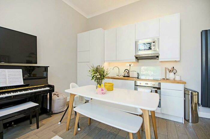 2 Bedroom Flat To Rent In Carlton Hill, St John's Wood, London, NW8