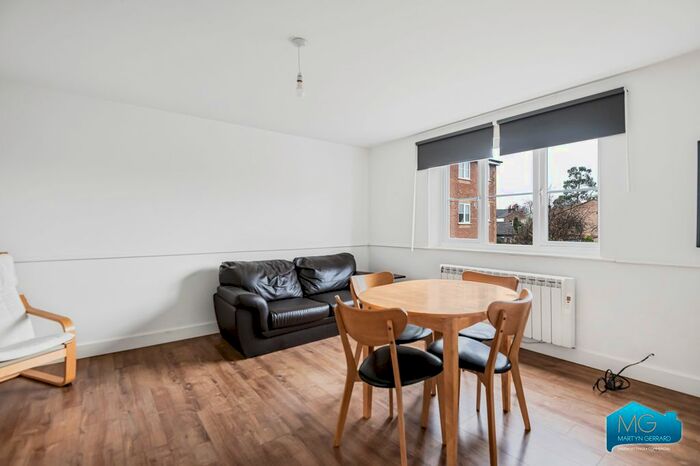 2 Bedroom Flat To Rent In Blackdown Close, East Finchley, London, N2