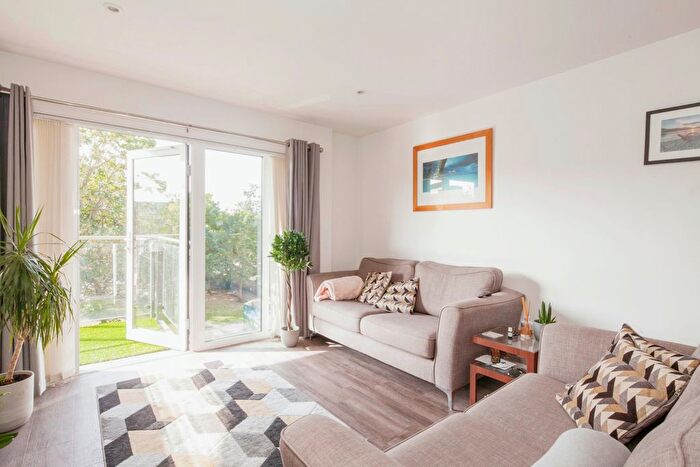 2 Bedroom Flat To Rent In Brickfield Road, London, SW4