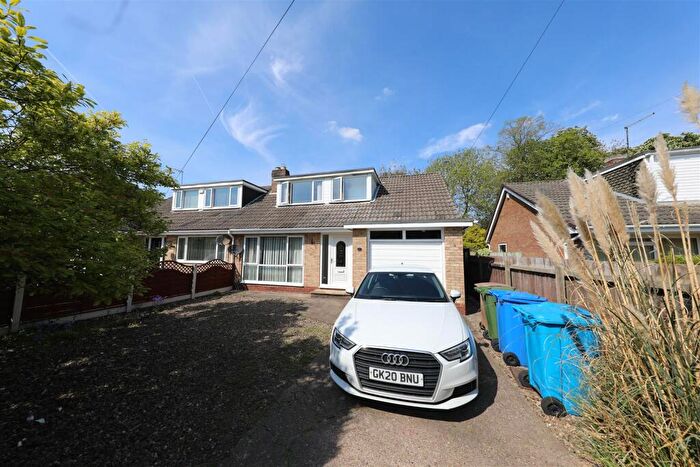 3 Bedroom Semi-Detached Bungalow For Sale In Queens Drive, Cottingham, HU16