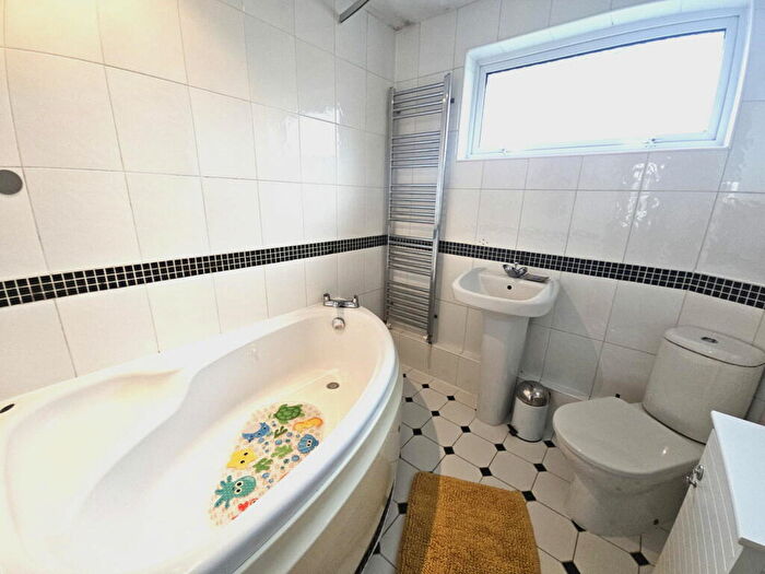 3 Bedroom End Of Terrace House For Sale In High Street, Arlesey, SG15