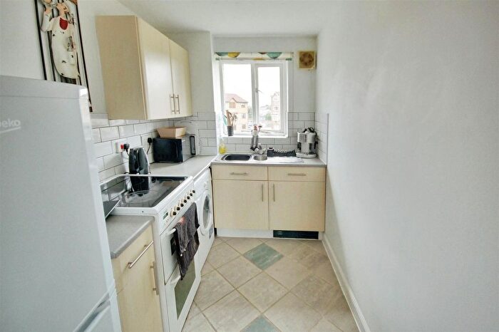 1 Bedroom Flat For Sale In Shetland House, Watford, WD18