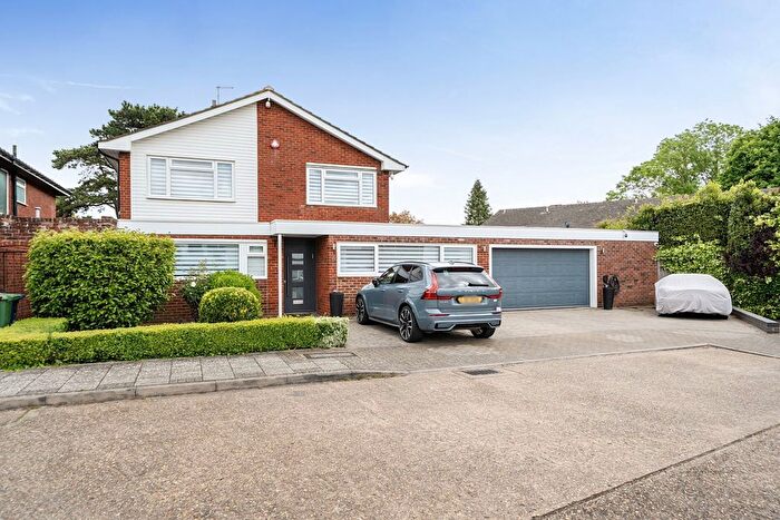 4 Bedroom Detached House For Sale In Greenacres Drive, Stanmore, HA7