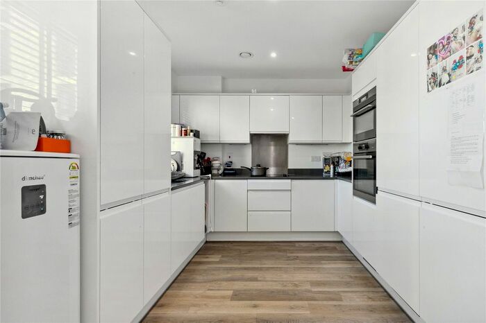 3 Bedroom Flat To Rent In Osiers Road, London, SW18