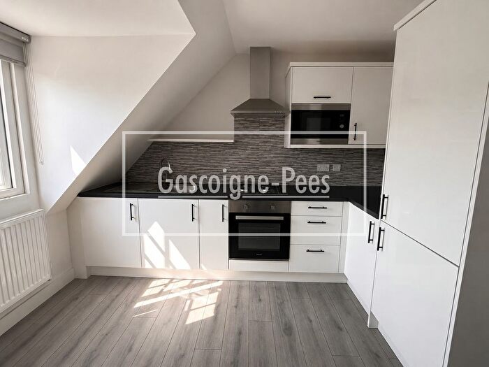 2 Bedroom Flat To Rent In Angel Court, Godalming, GU7