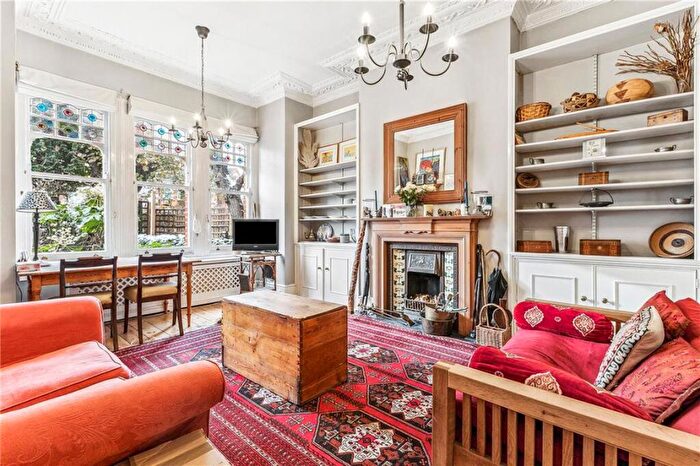 3 Bedroom Flat To Rent In Balham Park Road, Balham, SW12