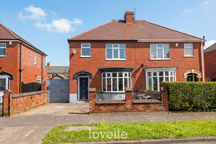 3 Bedroom Semi Detached House For Sale In Shaftesbury Avenue, Grimsby, DN34