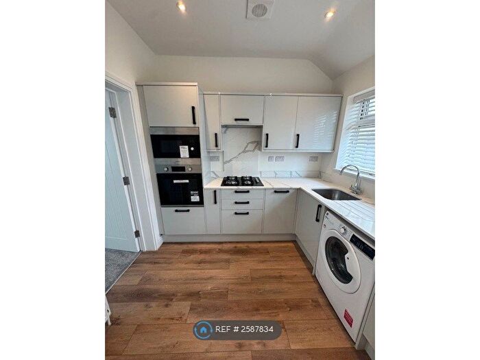 2 Bedroom Bungalow To Rent In Orient Road, Paignton, TQ3