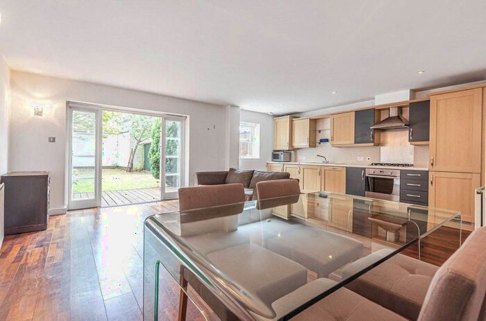 2 Bedroom Flat To Rent In Jeffreys Road, Stockwell, SW4