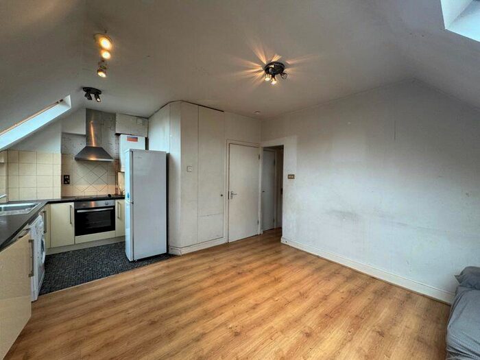 1 Bedroom Flat To Rent In The Riding, Golders Green, NW11