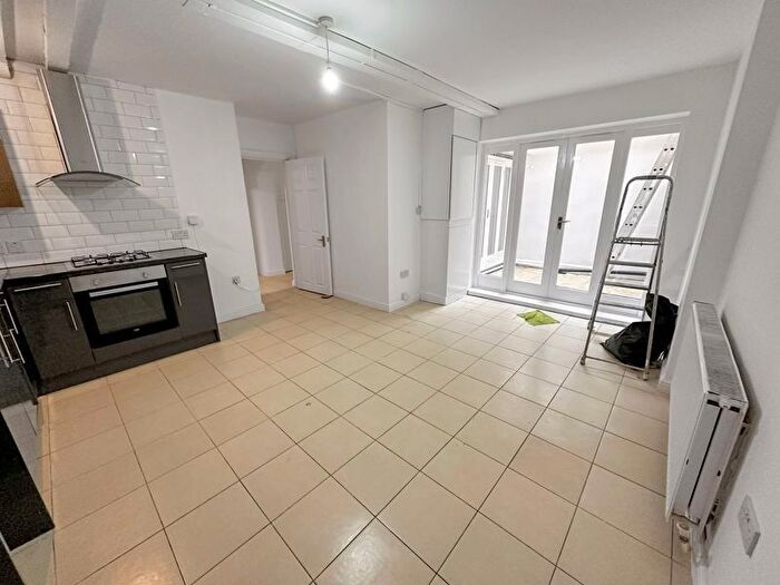 3 Bedroom Flat To Rent In Rosebank Gardens North, London, E3