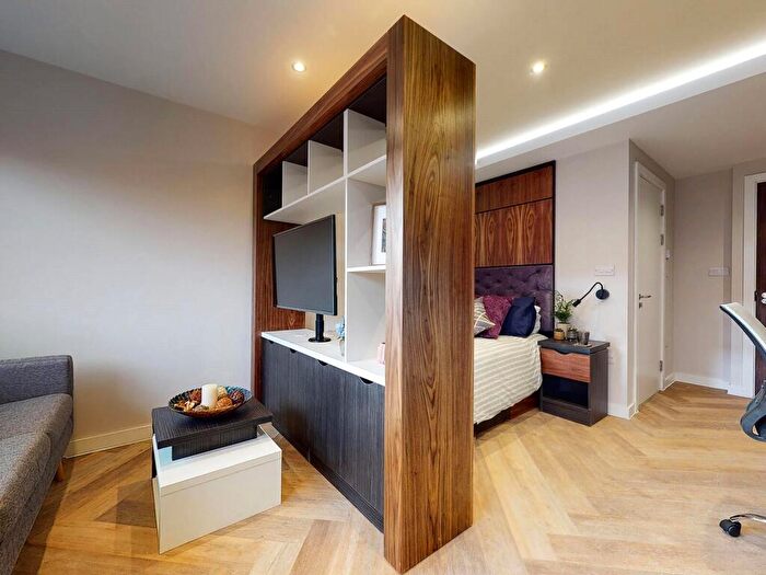 Apartment To Rent In Apt, Live Oasis Wade Lane #, LS2