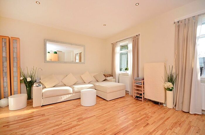 3 Bedroom Flat To Rent In Chiswick High Road, Chiswick, London, W4