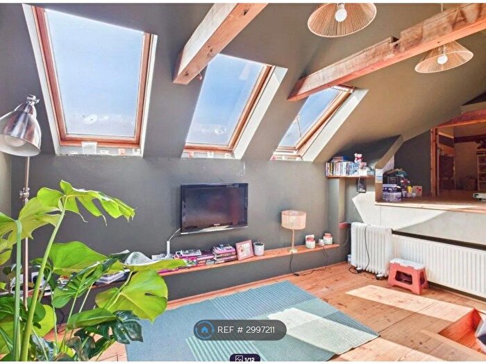 2 Bedroom Flat To Rent In Market House, Bude, EX23
