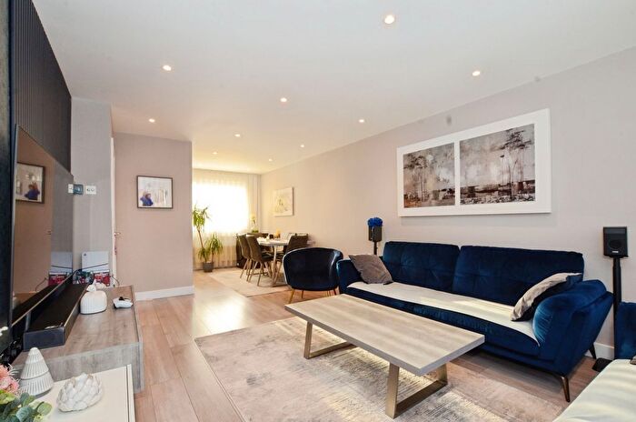 3 Bedroom Flat For Sale In Ashdown Drive, Borehamwood, WD6