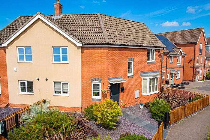 3 Bedroom Semi Detached House For Sale In Crossbill Close, Queens Hills, Norwich, NR8