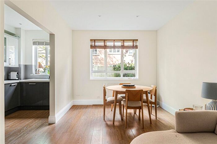1 Bedroom Apartment For Sale In Ambassadors Court, Holly Street, London, E8