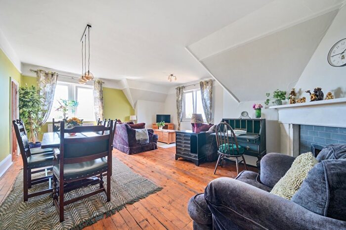 3 Bedroom Flat To Rent In Raglan Road, Reigate, RH2