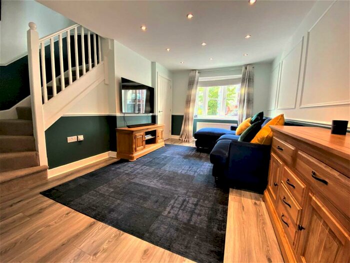 2 Bedroom House To Rent In Vauxhall Way, Dunstable, LU6