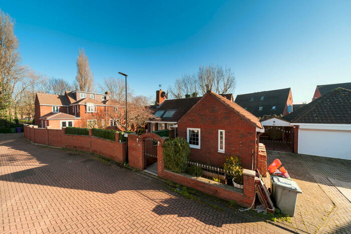 2 Bedroom Detached House To Rent In Waverley Gardens, London, E6