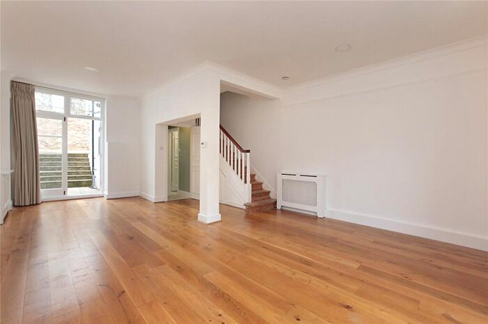 2 Bedroom Flat To Rent In Chivalry Road, London, SW11