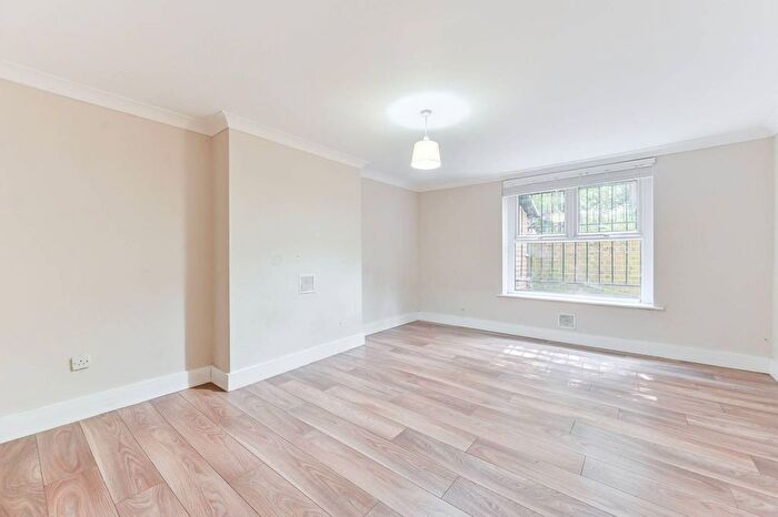 2 Bedroom Flat For Sale In Thicket Road, Crystal Palace, London, SE20