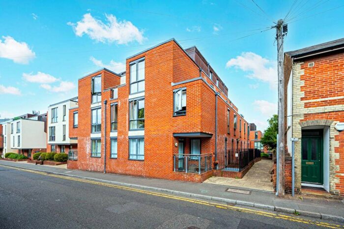 1 Bedroom Flat For Sale In Martyr Road, Guildford, GU1