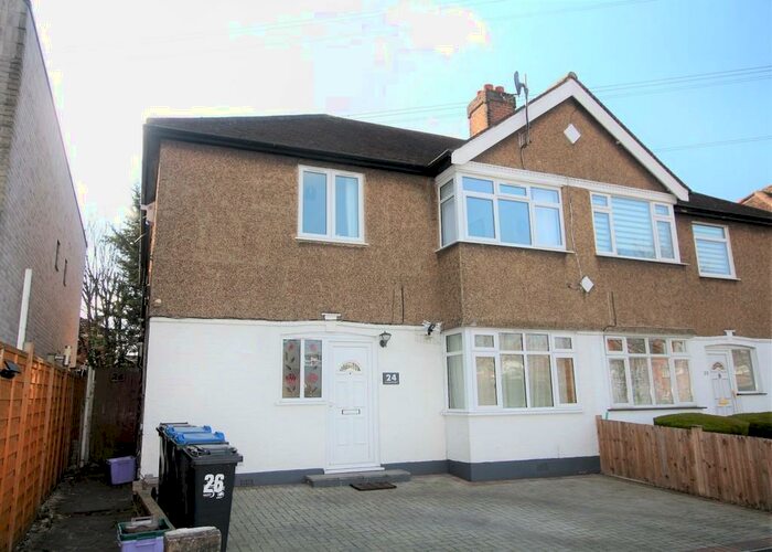 2 Bedroom Ground Maisonette To Rent In Tramway Path, Mitcham, CR4