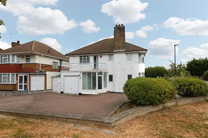 4 Bedroom Detached House For Sale In Chase Road, London, N14