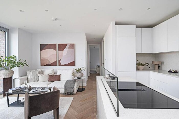 2 Bedroom Flat For Sale In Maple Path, Hackney, London, E5