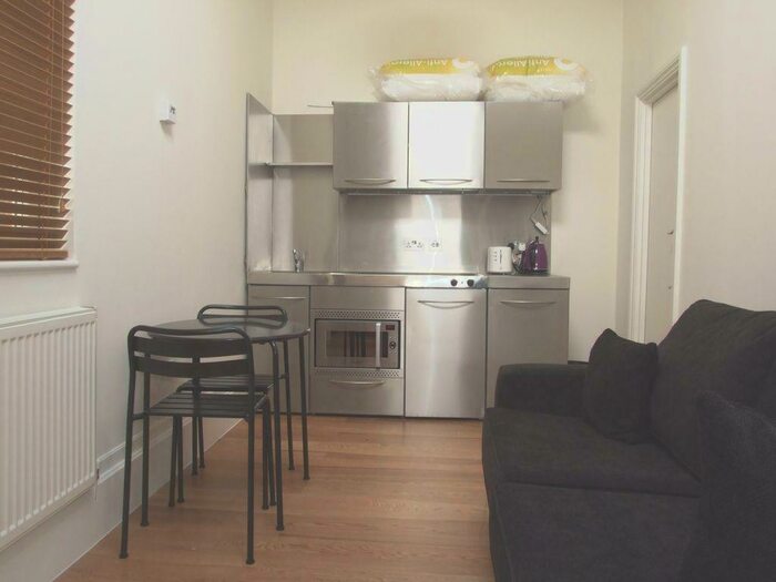 Studio To Rent In Court Yard House, Rotherhithe New Road, Surrey Quays, SE16