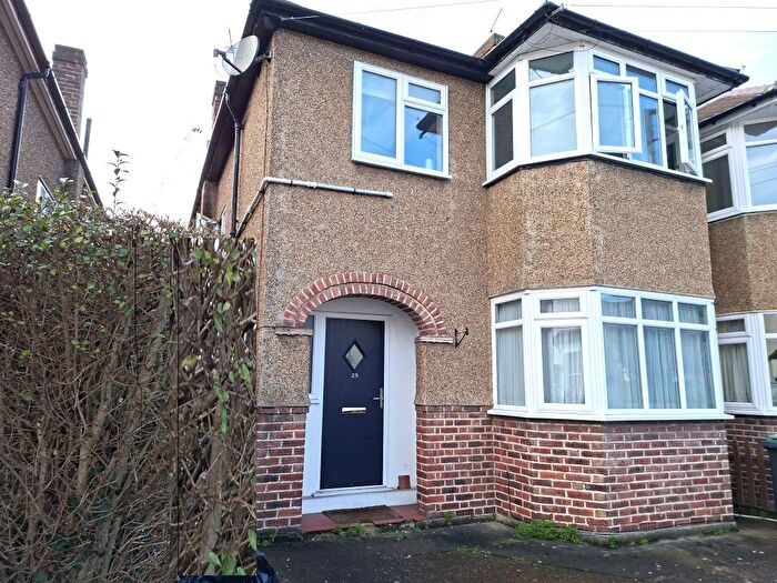 1 Bedroom Flat To Rent In Grove Crescent, Kingston Upon Thames, KT1