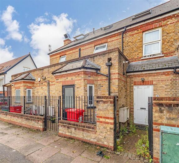3 Bedroom Flat For Sale In Greenford Avenue, Hanwell, W7