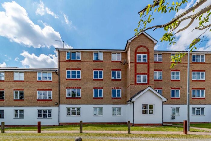 2 Bedroom Apartment For Sale In Clarence Close, Barnet, EN4