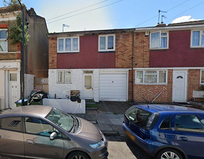3 Bedroom End Of Terrace House To Rent In Sandy Hill Avenue, London, SE18