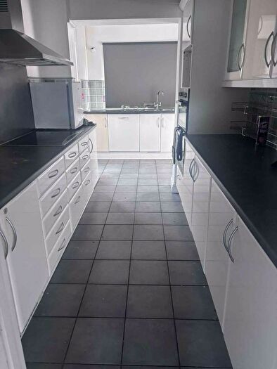 5 Bedroom Semi-detached House To Rent In West View, Feltham, TW14