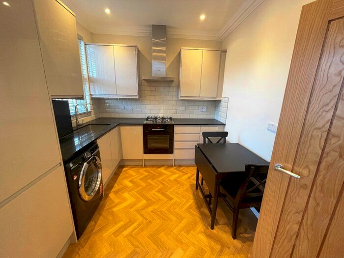 3 Bedroom Flat To Rent In Wards Road, Ilford IG2